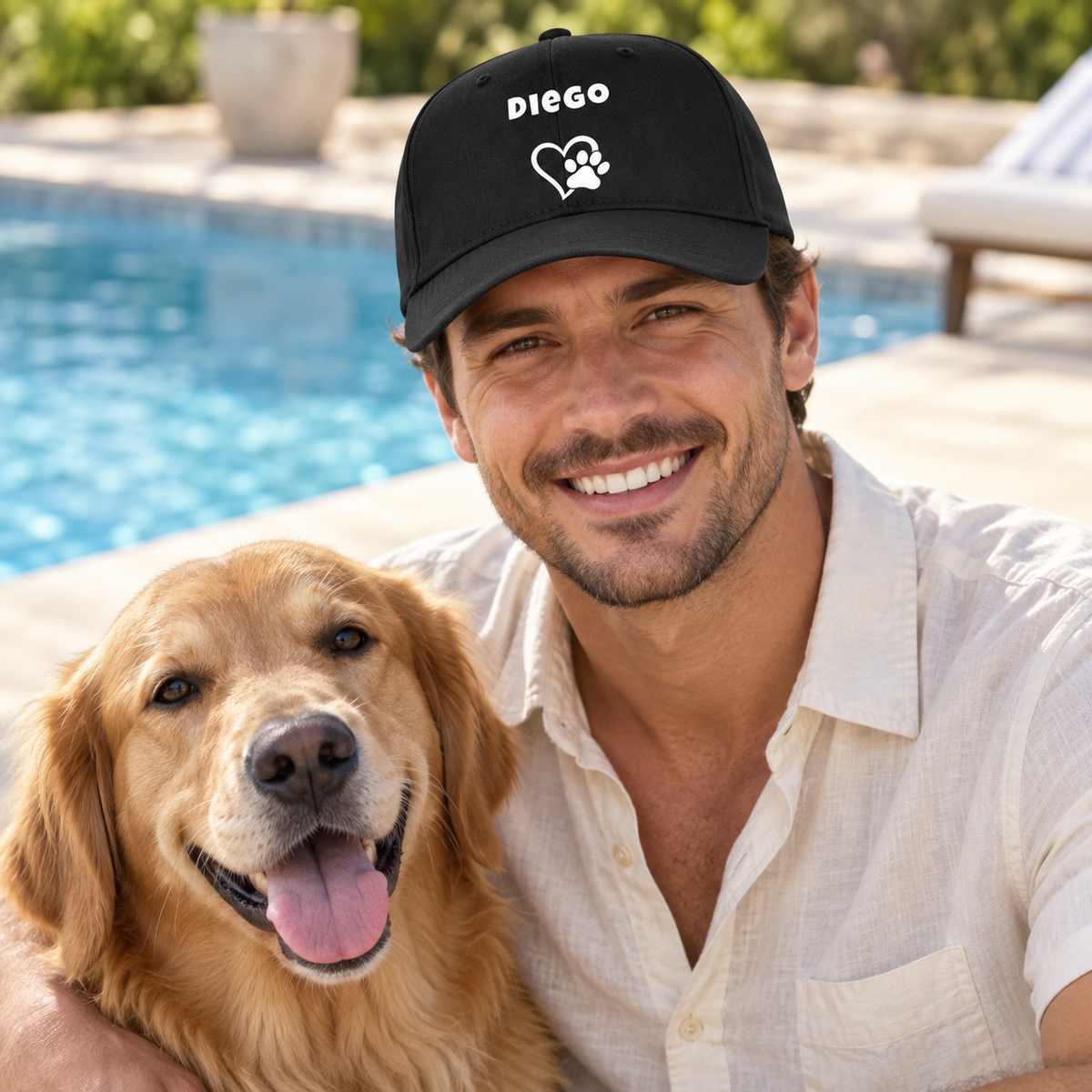 Personalisierte schwarze Cap mit dem Namen "Diego" und Pfoten-Design, getragen von einem Mann neben einem golden retriever.