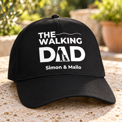Schwarze Baseballcap mit dem Aufdruck "THE WALKING DAD" und individualisierten Namen Simon & Mailo.