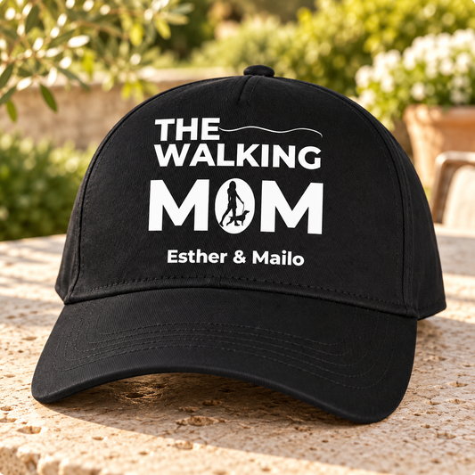 Schwarze Cap mit dem Text "THE WALKING MOM" und personalisierten Namen "Esther & Mailo".