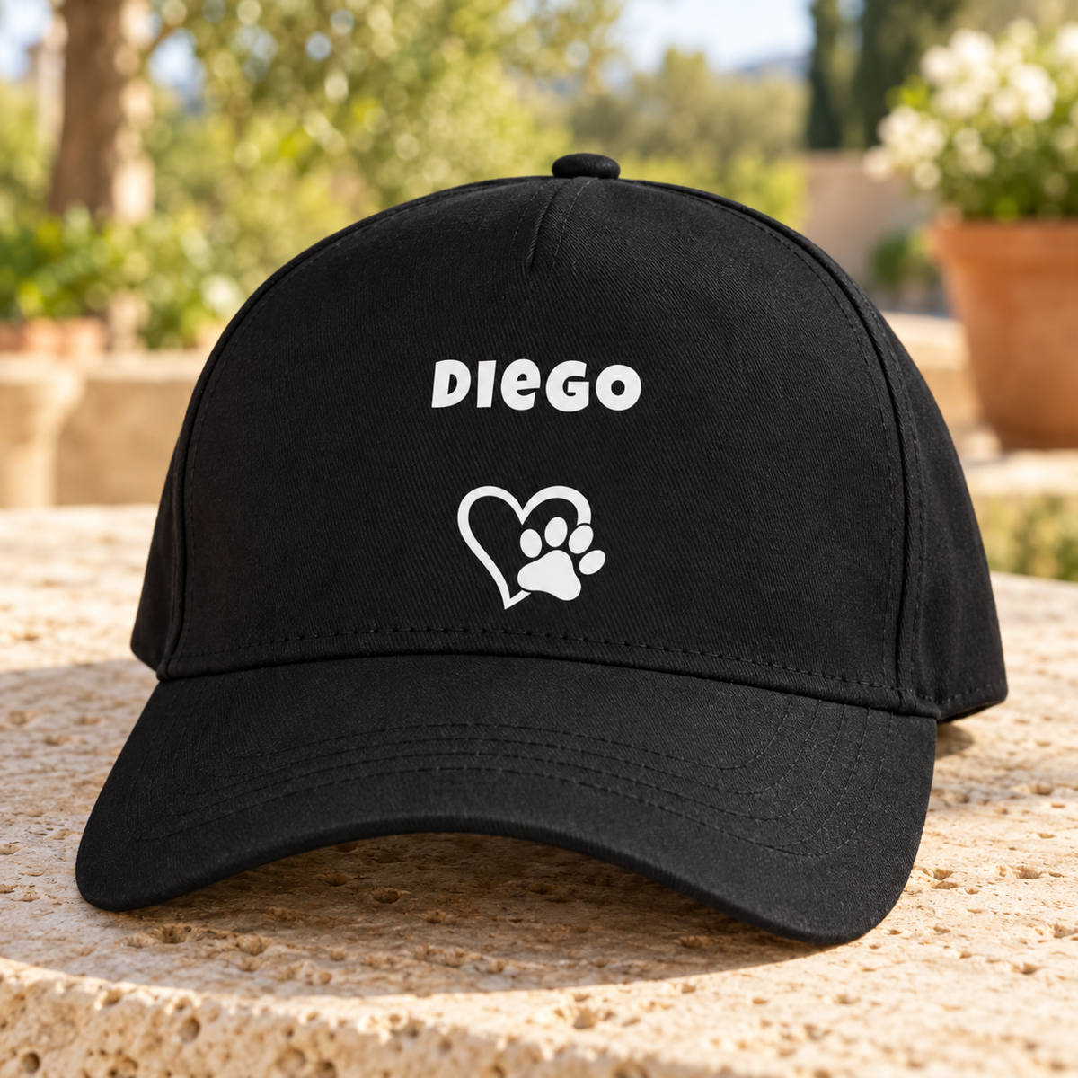 Schwarze Cap mit dem Hundename "Diego" und einem Herz mit Pfotenabdruck.