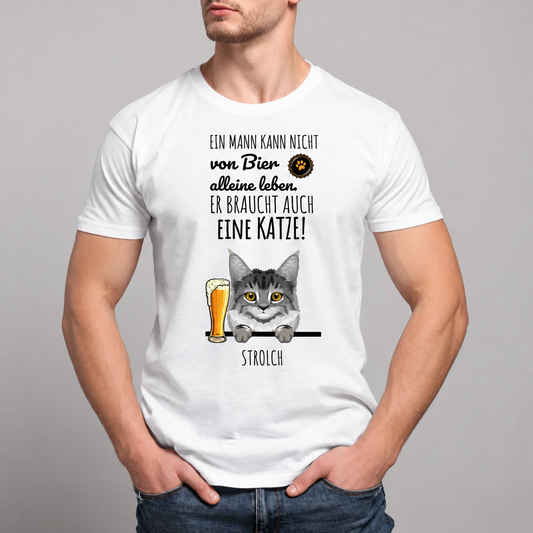 Weißes T-Shirt mit bedrucktem Spruch und einer Illustration einer Katze sowie einem Bierglas.