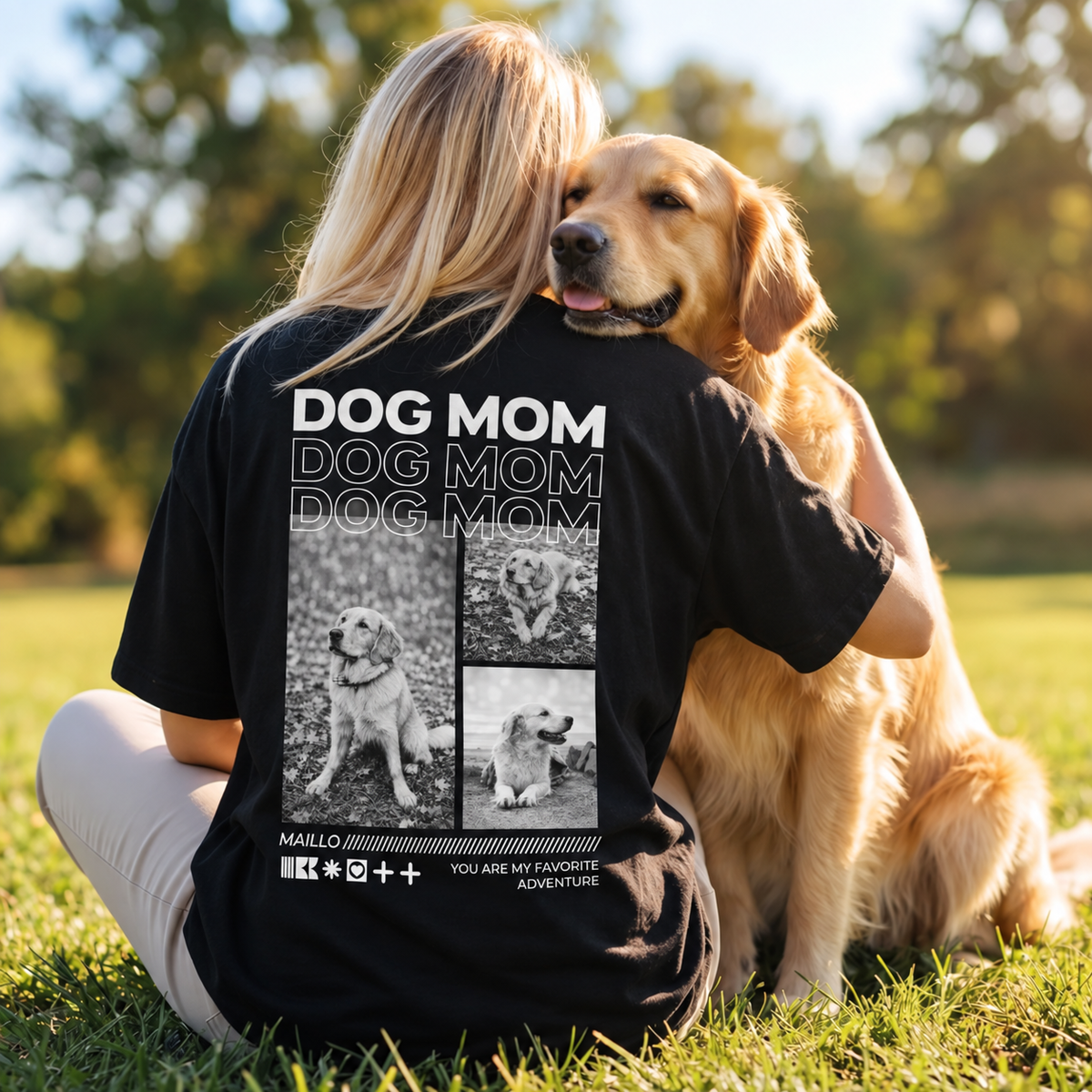 Schwarzes T-Shirt mit Aufdruck „DOG MOM“ und Hundebildern auf der Rückseite, getragen von einer Person mit Hund.