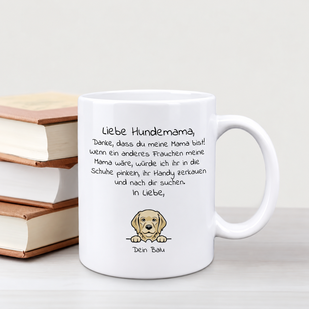 Personalisierte Tasse für Hundemamas mit liebevollem Text und Hundemotiv, weißes Keramikmaterial.