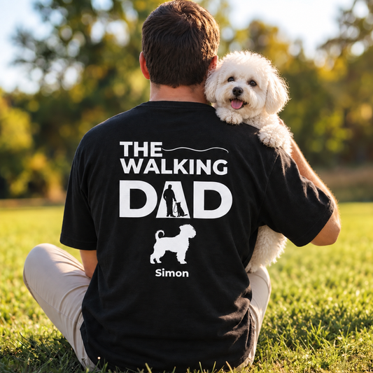 Schwarzes T-Shirt mit Aufdruck "The Walking Dad" und einem Hundemotiv, getragen von einer Person im Freien.