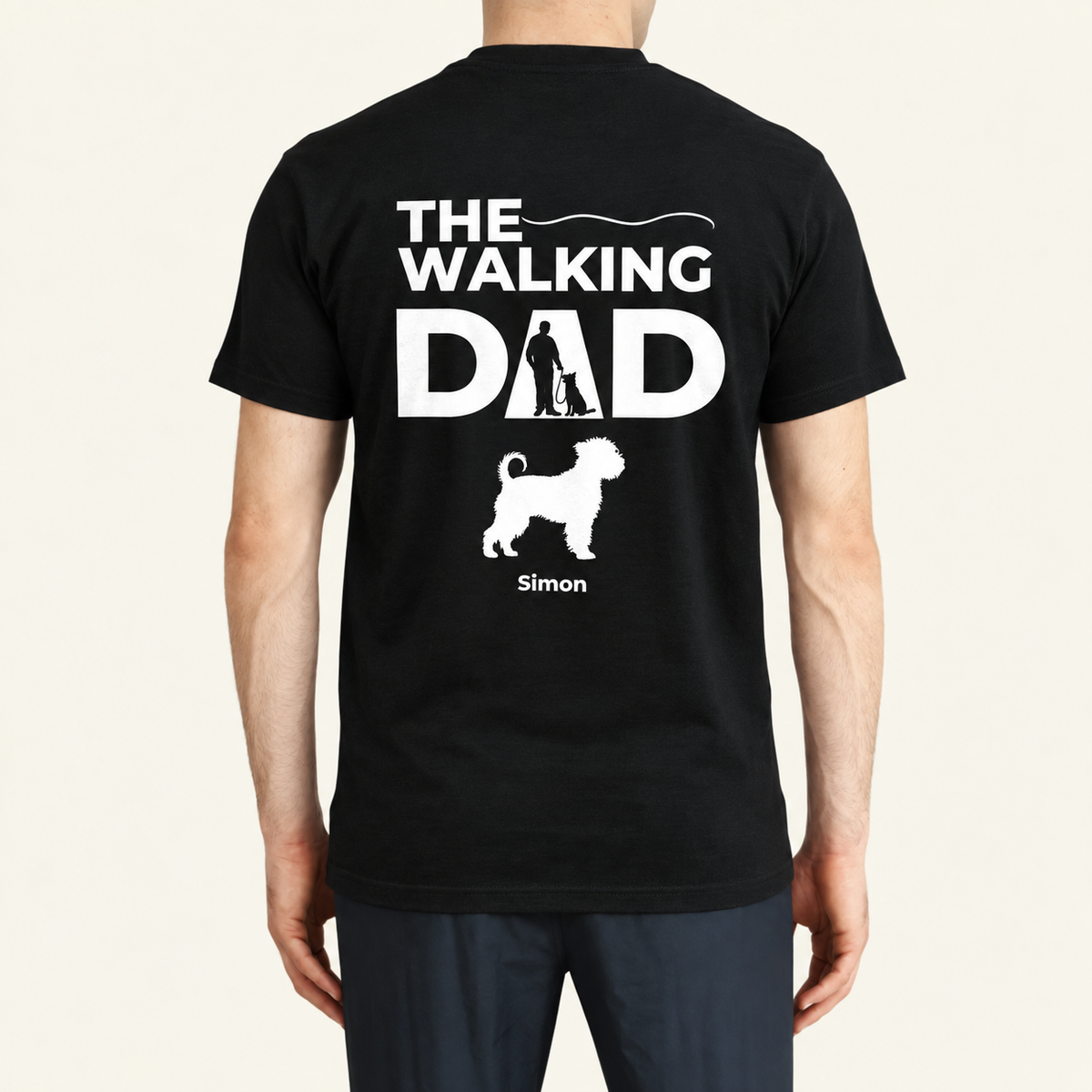 Schwarzes T-Shirt mit dem Aufdruck "THE WALKING DAD" und einer Hundevermietungssilhouette. Personalisierung mit dem Namen Simon.