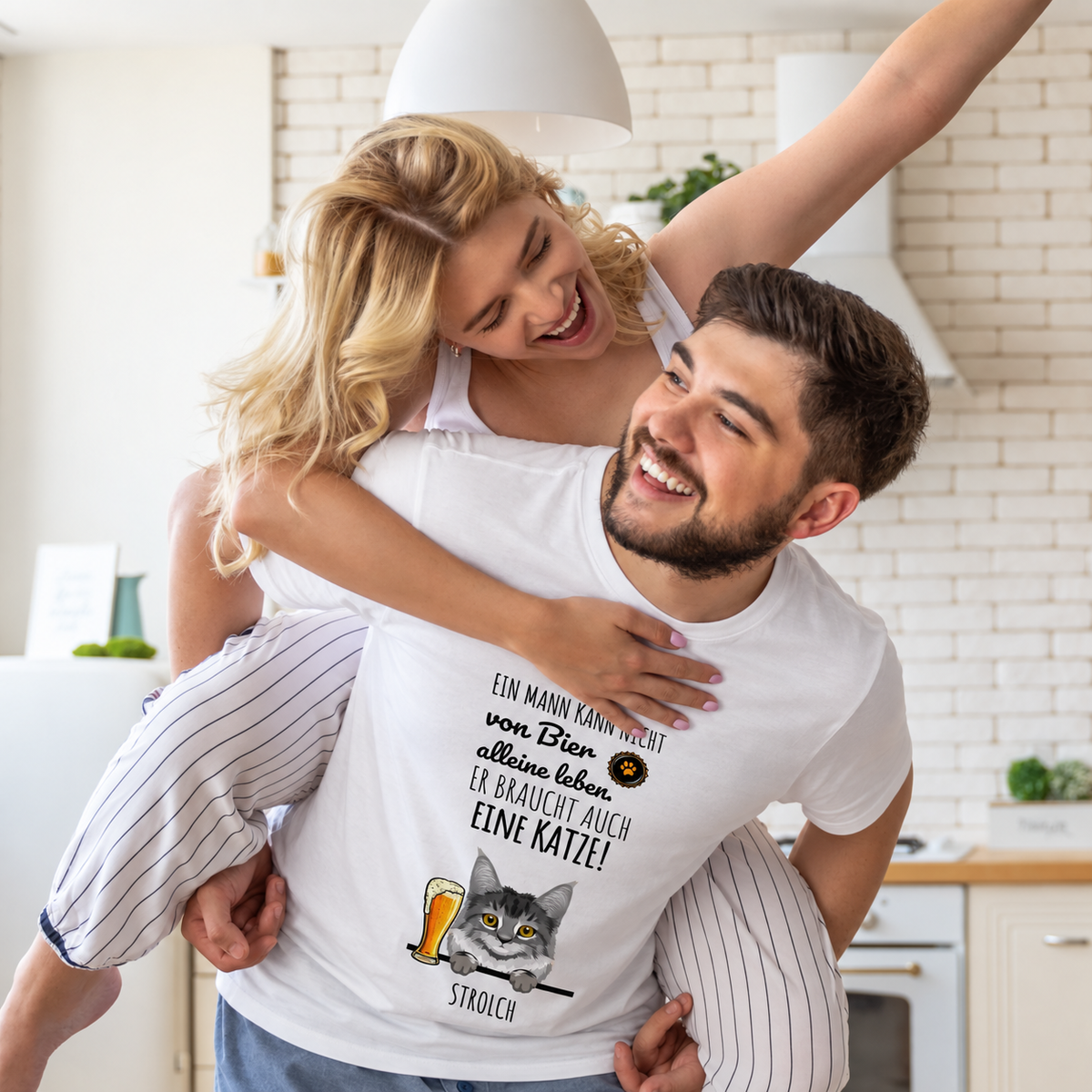 Weißes T-Shirt mit dem Aufdruck eines Katers und dem Spruch über Bier und Katzen.