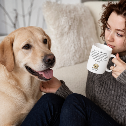 Person mit einem Becher mit dem Aufdruck "Liebe Hundemama" und einem Labrador Retriever auf einem hellen Sofa.