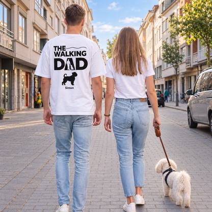Personen von hinten, tragen personalisierte T-Shirts. Das graue T-Shirt hat den Aufdruck "The Walking Dad".