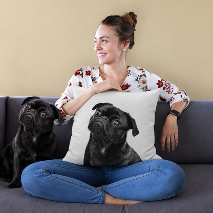 Personalisierbares Kissen mit Fotodruck eines Hundes, sitzende Frau auf einem Sofa, lässige Kleidung.