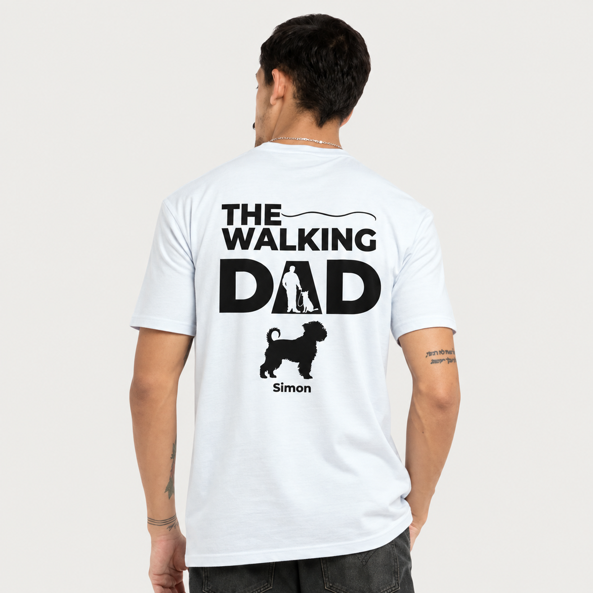 Hellblaues T-Shirt mit dem Aufdruck „THE WALKING DAD“ und Silhouetten von Mensch und Hund.