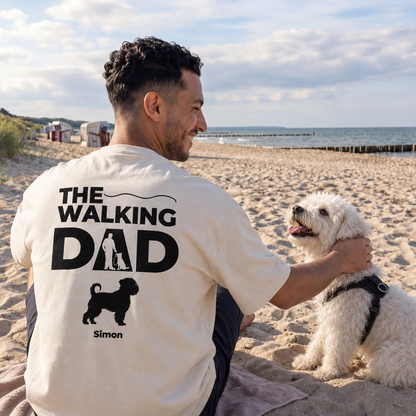 Personalisierter T-Shirt in Beige mit schwarzem Print "THE WALKING DAD" und Hundemotiv auf dem Rücken.