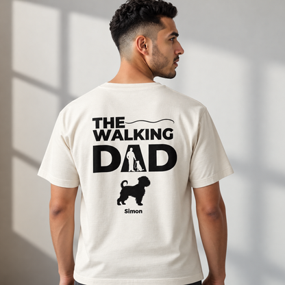 Beige T-Shirt mit Druck "THE WALKING DAD", Silhouette eines Mannes mit Hund und dem Namen "Simon".