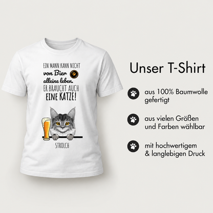 Weißes T-Shirt aus 100% Baumwolle mit Illustration einer Katze und Bier sowie Spruch.