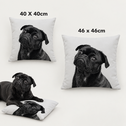 Zwei personalisierte Kissen in verschiedenen Größen mit schwarzemed Pug-Motiv auf weißem Hintergrund.