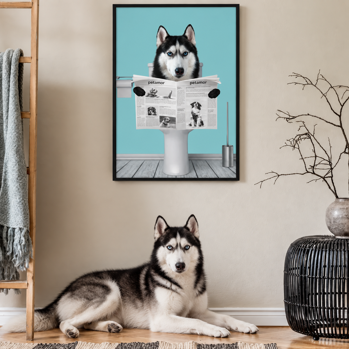 Husky sitzt auf dem Boden vor einem gerahmten Poster mit einem Hund, der eine Zeitung liest.