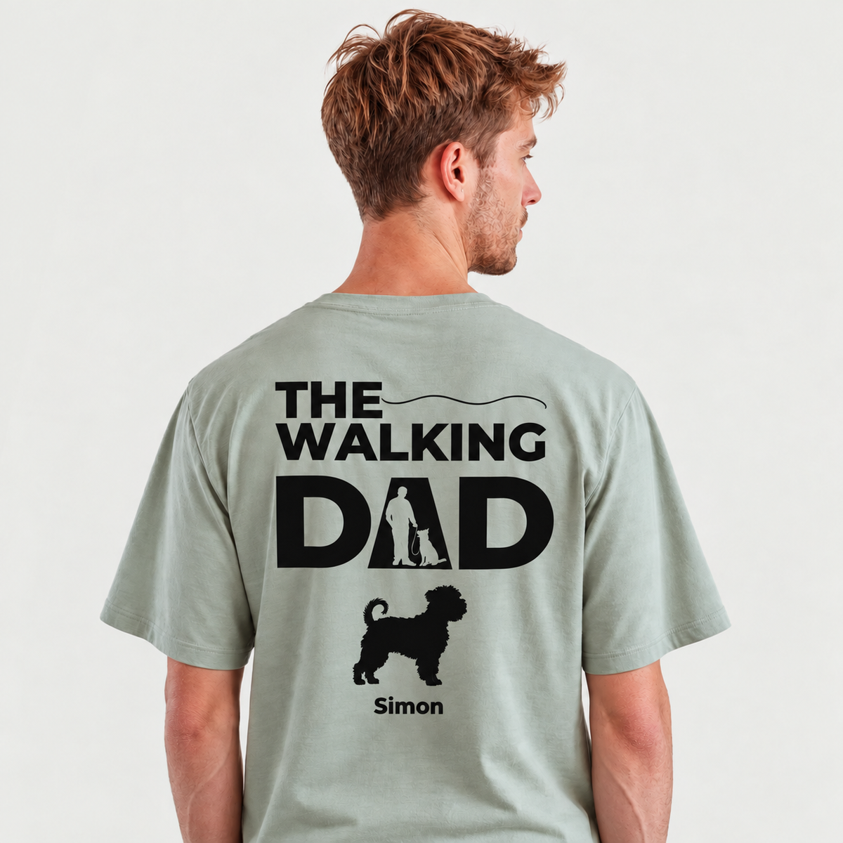 Personalisierter T-Shirt in hellgrün mit dem Aufdruck "The Walking Dad" und Hundemotiv auf der Rückseite.