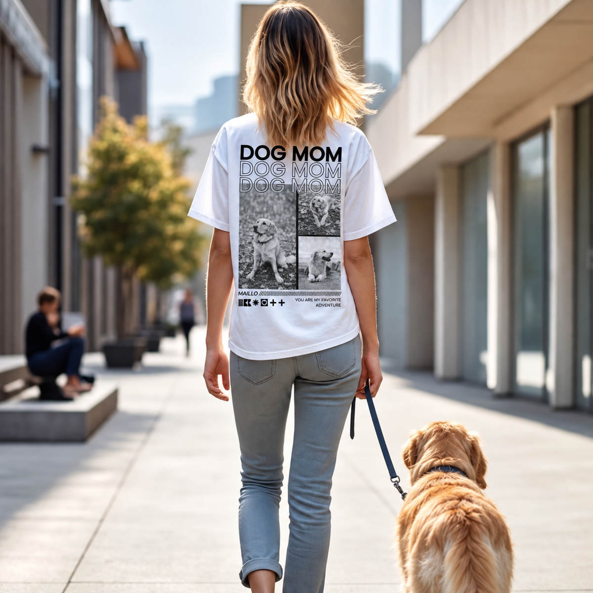 Weißes T-Shirt mit dem Aufdruck "DOG MOM" und Hundebildern auf der Rückseite, getragen von einer Frau mit Hund.