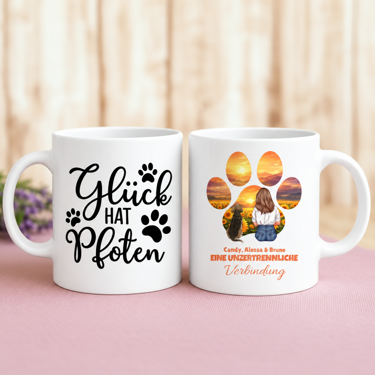 Personalisierte Kaffeetasse mit aufgedrucktem Text und Pfotenmotiven in Weiß und buntem Design.