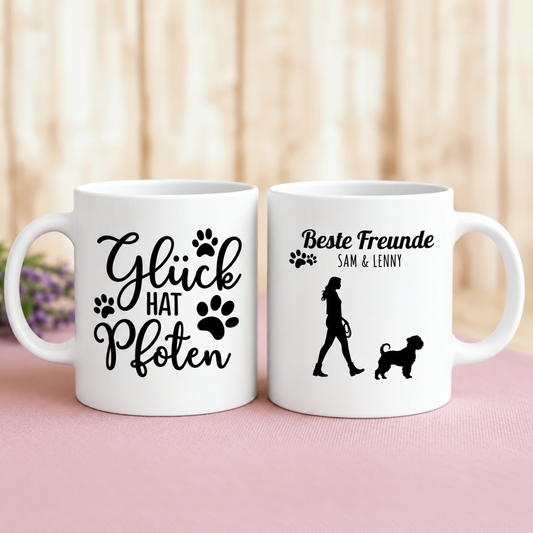 Personalisierte weiße Tasse mit zwei Designs, Aufschrift und Tiermotiven auf beiden Seiten.