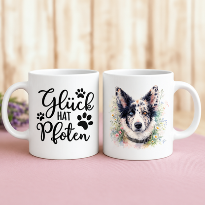 Personalisierte weiße Tasse mit schwarzem Schriftzug und Aquarellhundebild auf zwei Seiten.