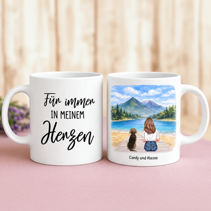 Personalisierte Tasse mit Motiv einer Frau und ihrem Hund am Wasser, weiße Keramik mit Schriftzug.