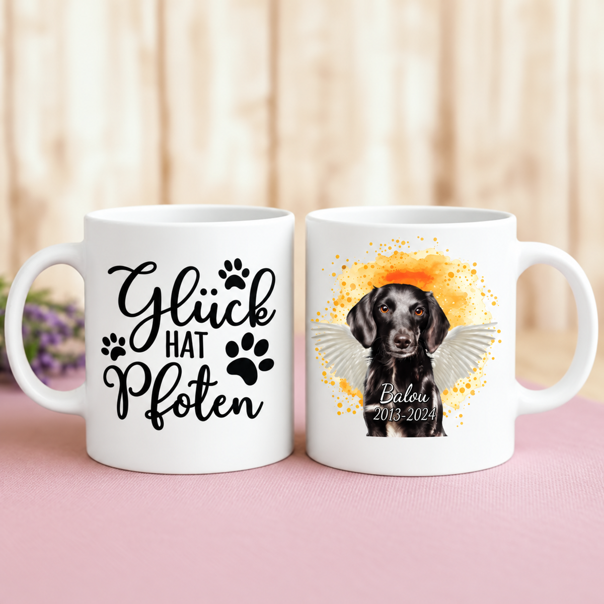 Personalisierte weiße Tasse mit Hundeporträt und Text "Glück hat Pfoten".