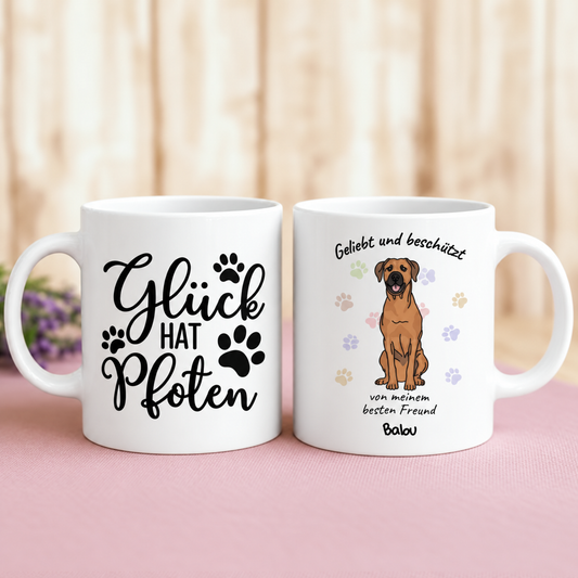 Personalisierte Tasse aus weißem Keramik mit Hundemotiv und Text: "Geliebt und beschützt".