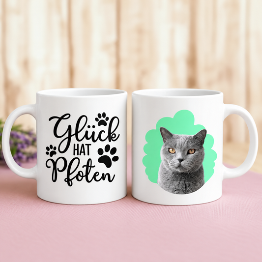 Personalisierte Tasse mit Katze, einseitig bedruckt mit Text und Katzenportrait auf grünem Hintergrund.