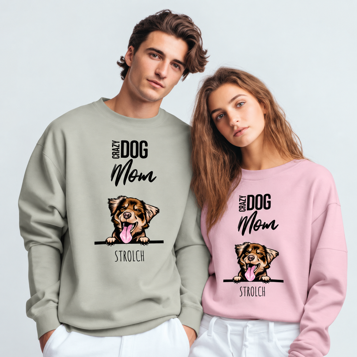 Zwei Personen tragen personalisierte Sweatshirts in Grau und Rosa mit Hundeporträts und dem Schriftzug "Crazy Dog Mom".