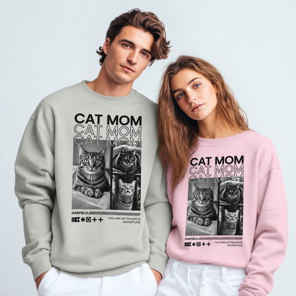 Zwei personalisierte Sweatshirts in grau und rosa mit dem Schriftzug "Cat Mom" und Katzenmotiven.