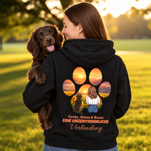 Schwarzer Hoodie mit farbenfrohem Pfotenmotiv und personalisierter Schriftzug auf dem Rücken.