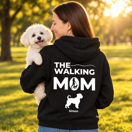 Schwarzer Hoodie mit Aufdruck "The Walking Mom", personalisiert mit Hundebild und Namen. Trägt eine Frau im Freien.
