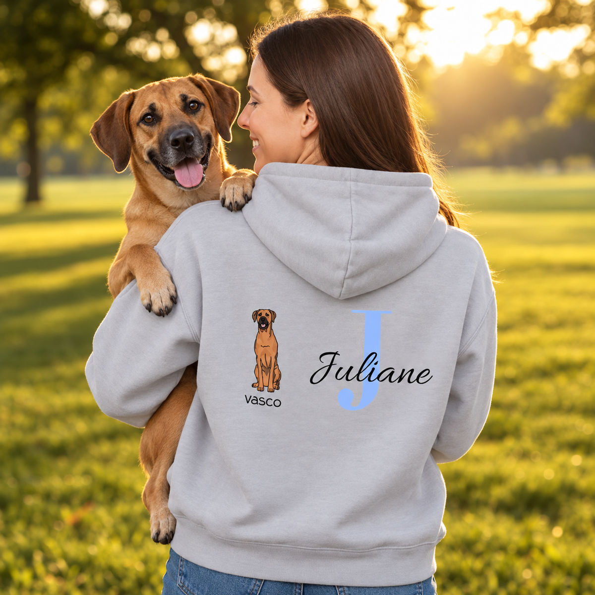 Grauer Hoodie mit Hundemotiv und Initiale "J", personalisiert für Juliane. Hund sitzt auf der Schulter der Trägerin.