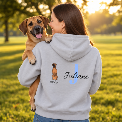 Grauer Hoodie mit Hundemotiv und Initiale "J", personalisiert für Juliane. Hund sitzt auf der Schulter der Trägerin.