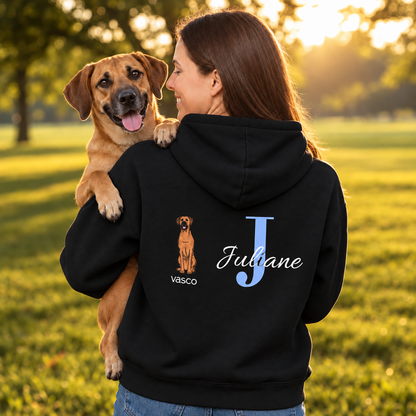 Personalisierter schwarzer Hoodie mit Hundemotiv und Initiale "J" für Juliane.