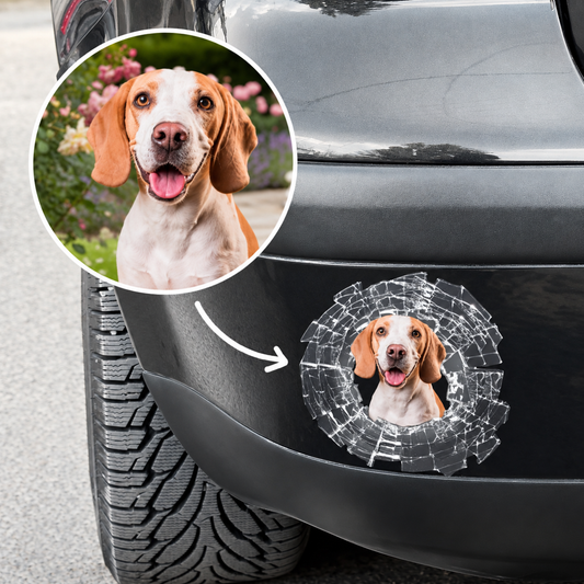 Personalisierter Autoaufkleber mit Hundemotiv, auf schwarzem Hintergrund mit Glasbruch-Design.
