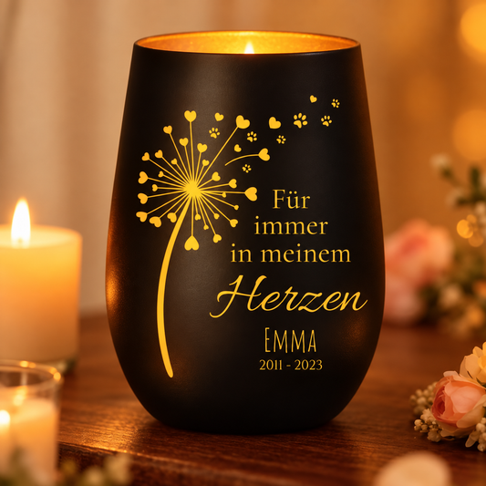 Personalisierte Trauerkerze aus schwarzem Material mit goldener Schrift und herzförmigen Motiven.