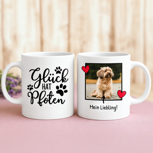 Personalisierte weiße Tasse mit Hundemotiv und Spruch "Glück hat Pfoten" und Foto.
