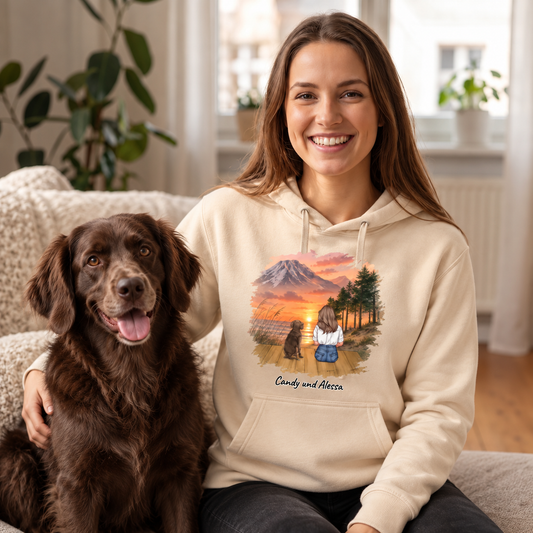 Beige Hoodie mit personalisiertem Motiv von einer Frau und ihrem Hund vor Berglandschaft.