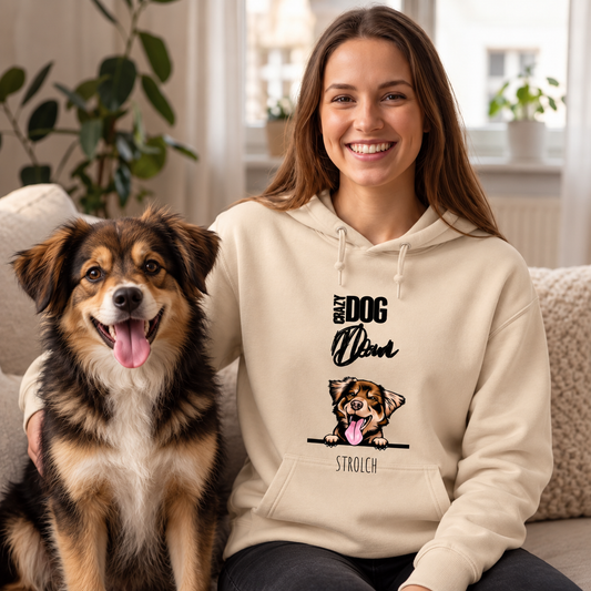 Beige Hoodie mit Aufdruck für Haustiereltern, sitzende Frau mit Hund auf Couch.