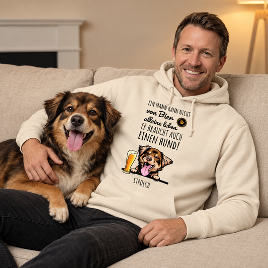 Beiger Hoodie mit Hundemotiv und Spruch, getragen von einem Mann mit Hund auf der Couch.