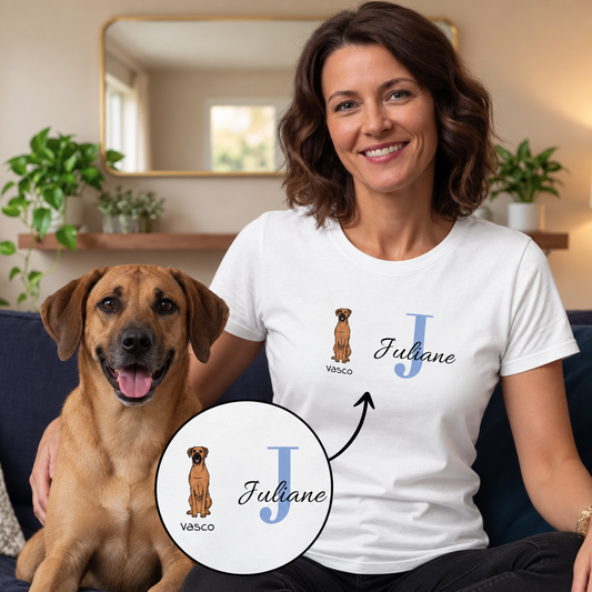 Weißes T-Shirt mit bedrucktem Hund und dem Namen Juliane sowie der Initiale J.