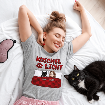Graues T-Shirt mit dem Aufdruck "Kuschel Licht" und cartoonhaften Figuren.