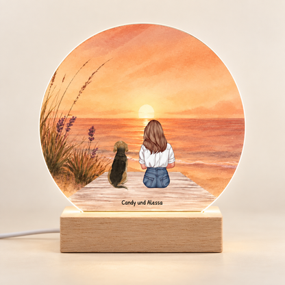 Personalisiertes LED Nachtlicht mit farbenfrohem Sonnenuntergang, Holzsockel, Motiv von Frau und Hund.