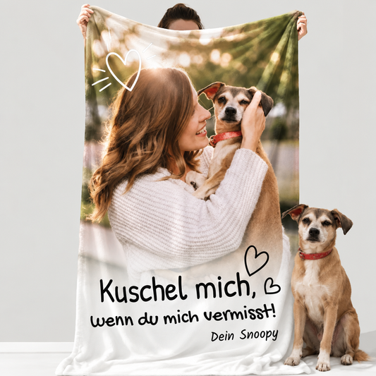Personalisierte Kuscheldecke mit Aufdruck, zeigt eine Frau mit Hund und dem Text "Kuschel mich, wenn du mich vermisst!