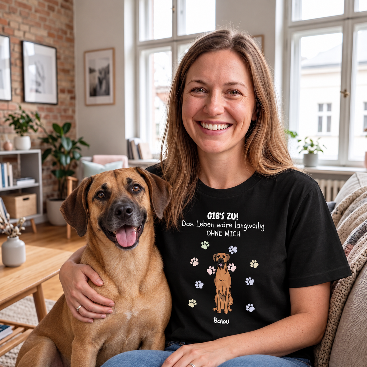 Schwarzes T-Shirt mit Aufdruck "Das Leben wäre langweilig OHNE MICH" und Hundemotiv, getragen von einer lächelnden Frau.