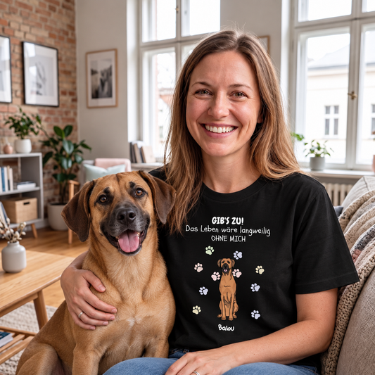 Schwarzes T-Shirt mit Aufdruck "Das Leben wäre langweilig OHNE MICH" und Hundemotiv, getragen von einer lächelnden Frau.