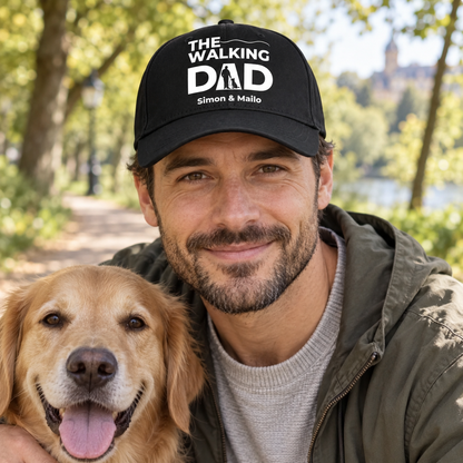 Schwarze Cap mit dem Aufdruck "THE WALKING DAD" und personalisierten Namen, umgeben von einem Mann und einem Hund.