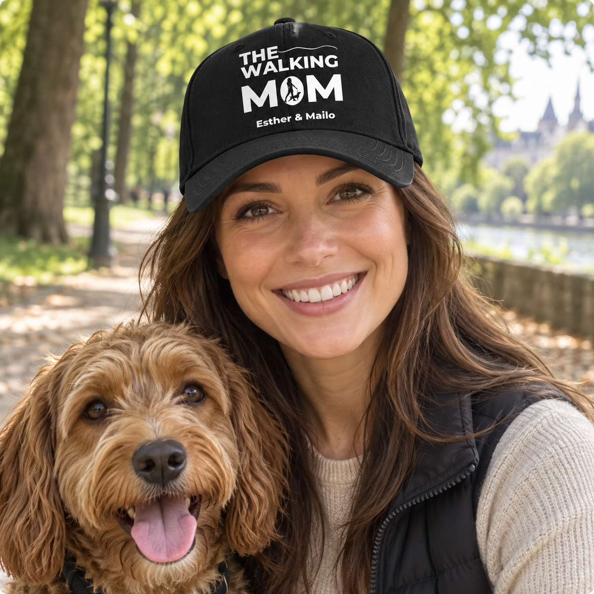 Personalisierte schwarze Cap mit dem Aufdruck "THE WALKING MOM" und den Namen "Esther & Mailo".