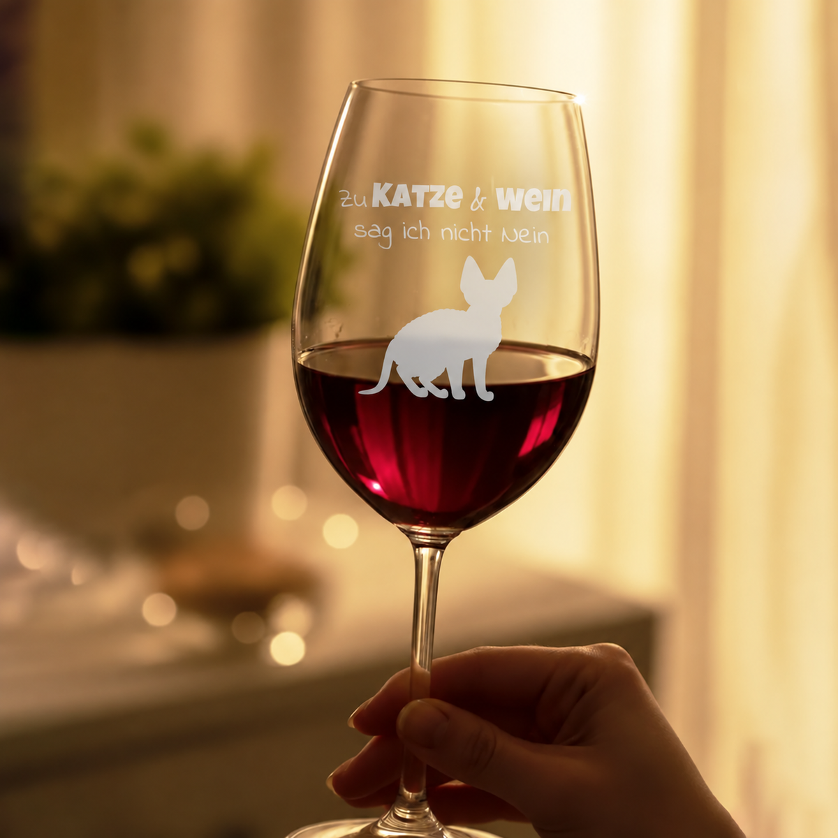 Personalisiertes Weinglas mit gravierter Aufschrift und Katzenmotiv, gefüllt mit rotem Wein.